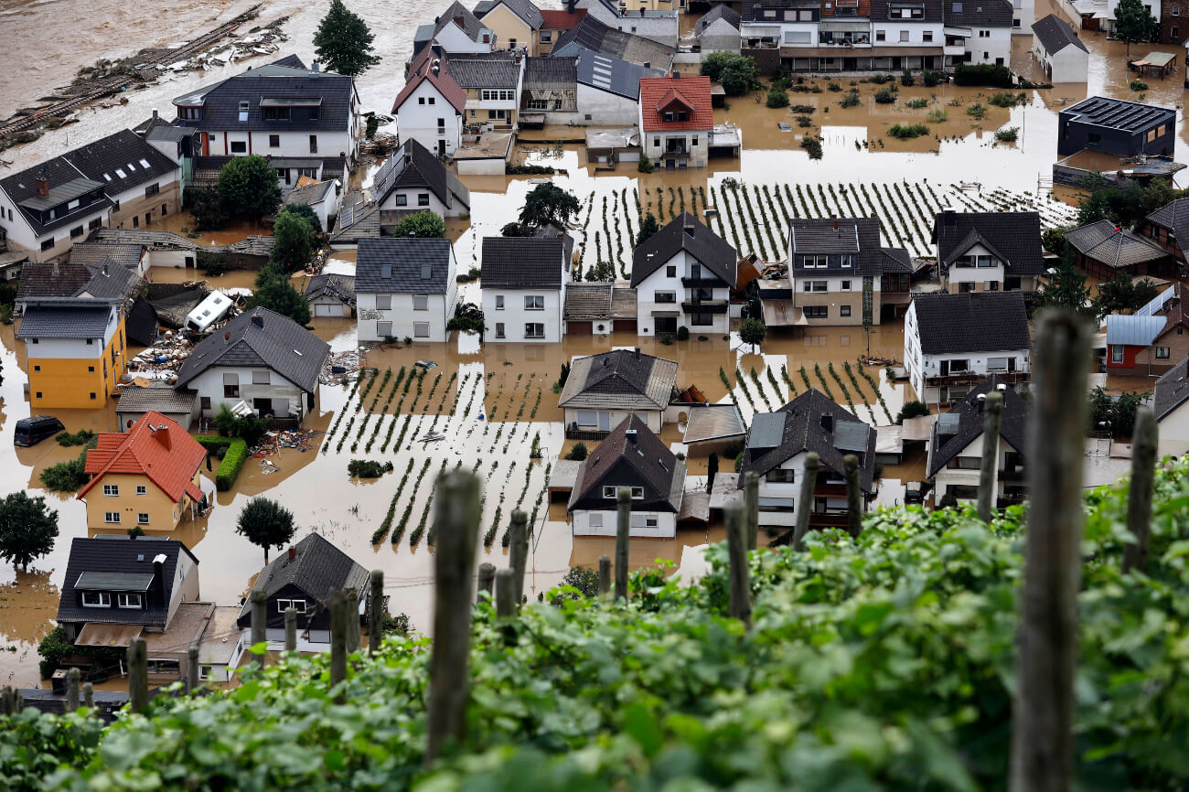 Foto linksWie hier das Eifelstädtchen Dernau im Landkreis Ahrweiler (Rheinland-Pfalz) wurden Ortschaften nahezu komplett geflutet.